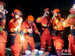 （新春走基层）深山除夕夜：一顿“年夜饭”里的“年味”与“守护”